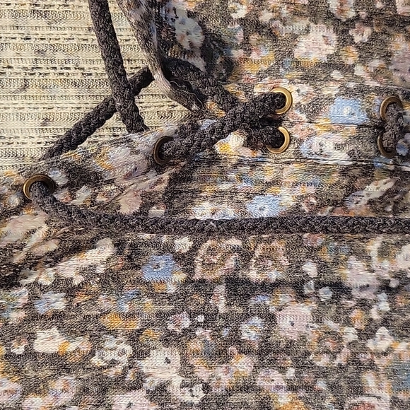 LIKE NEW BLOUSE - Picture 2 of 2